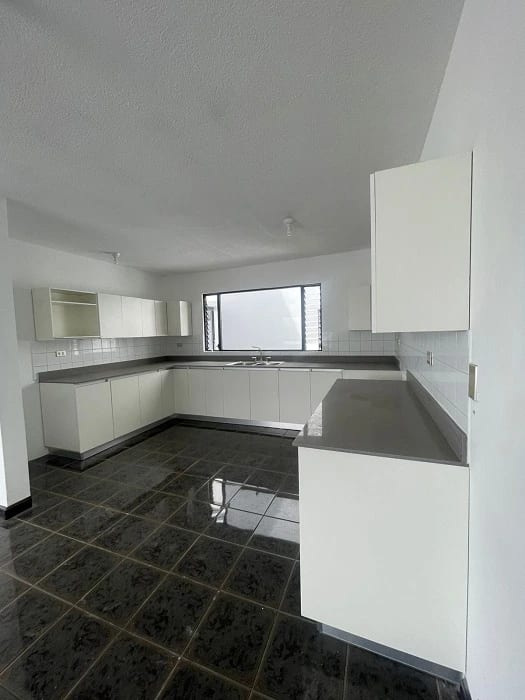 Venta de casa en Pinares de San Cristobal remodelada, ambientes amplios e iluminados — Casa en Venta en Pinares de San Cristobal, Zona 8 Mixco, Guatemala, Ciudad — foto 9 de 16