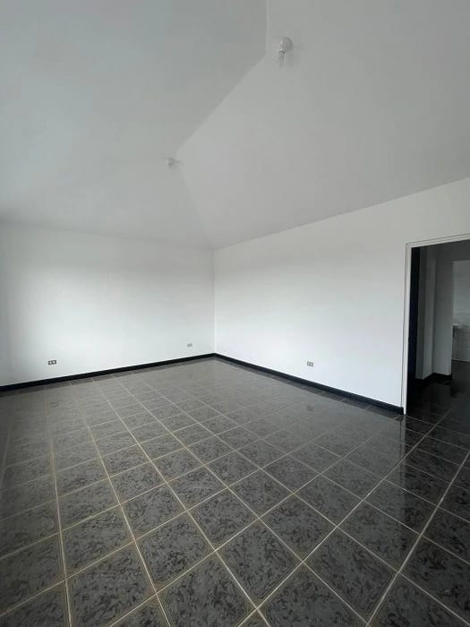 Venta de casa en Pinares de San Cristobal remodelada, ambientes amplios e iluminados — Casa en Venta en Pinares de San Cristobal, Zona 8 Mixco, Guatemala, Ciudad — foto 13 de 16