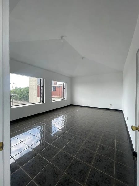 Venta de casa en Pinares de San Cristobal remodelada, ambientes amplios e iluminados — Casa en Venta en Pinares de San Cristobal, Zona 8 Mixco, Guatemala, Ciudad — foto 15 de 16