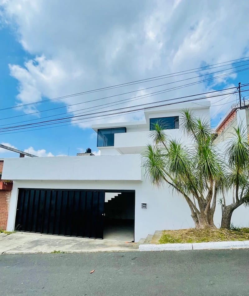 Venta de casa en Pinares de San Cristobal remodelada, ambientes amplios e iluminados — Casa en Venta en Pinares de San Cristobal, Zona 8 Mixco, Guatemala, Ciudad — foto 1 de 16
