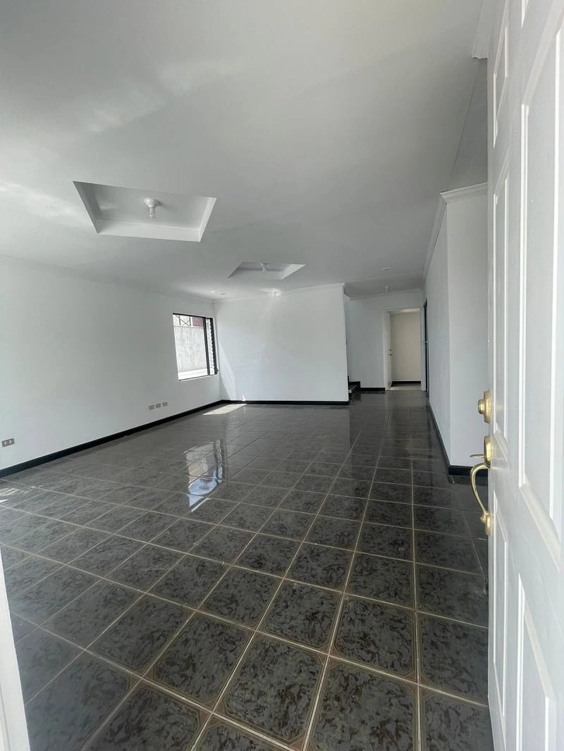 Venta de casa en Pinares de San Cristobal remodelada, ambientes amplios e iluminados — Casa en Venta en Pinares de San Cristobal, Zona 8 Mixco, Guatemala, Ciudad — foto 7 de 16