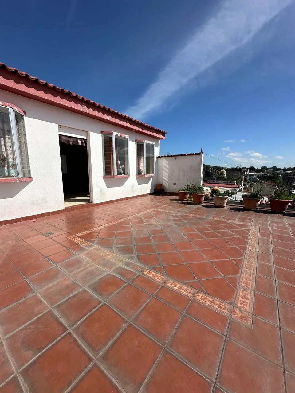Venta de casa con amplio terreno en Lomas de Portugal zona 01 de Mixco — Casa en Venta en Las Hojarascas, Zona 1 Mixco, Guatemala, Ciudad — foto 1 de 12