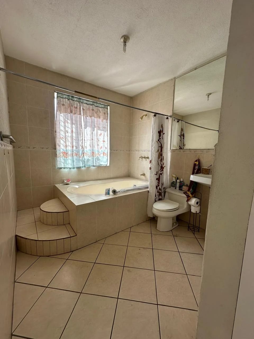 Venta de casa con amplio terreno en Lomas de Portugal zona 01 de Mixco — Casa en Venta en Las Hojarascas, Zona 1 Mixco, Guatemala, Ciudad — foto 10 de 12
