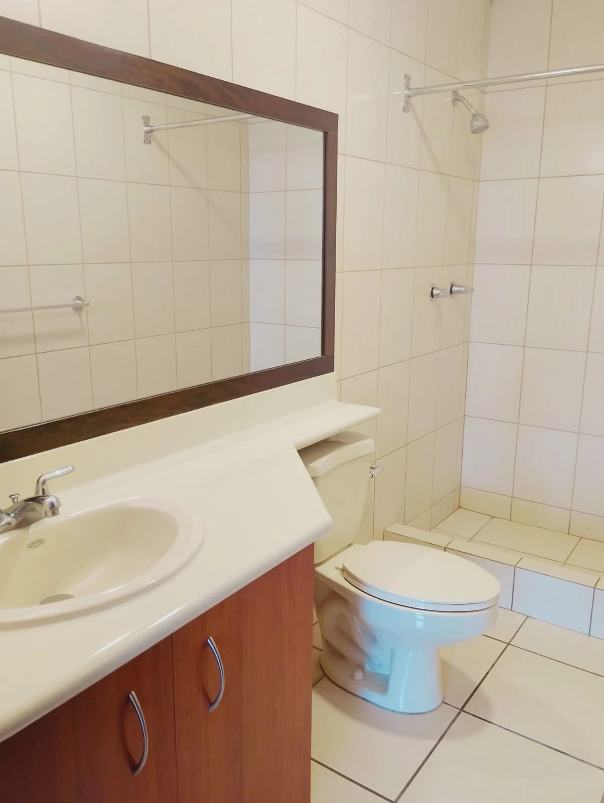 Alquiler de Apartamento en zona 10 Jardines del Acueducto 2 dormitorios y dormitorio de servicio. — Apartamento en Alquiler en Jardines del Acueducto, Zona 10, Guatemala, Ciudad — foto 11 de 15