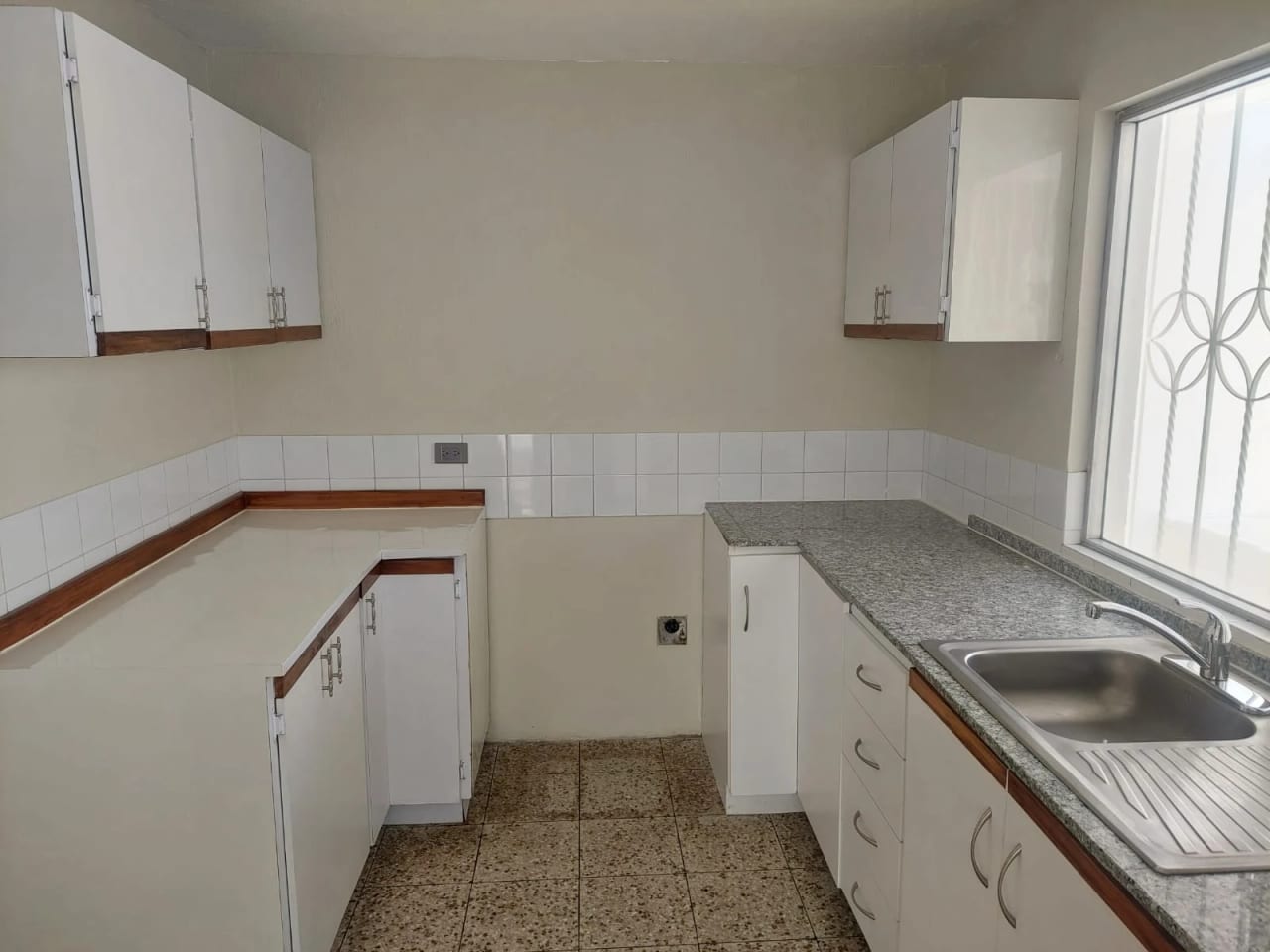 Alquiler de casa en zona 15 VHI ideal para oficinas dentro de garita — Casa en Alquiler en Vista Hermosa I, Zona 15, Guatemala, Ciudad — foto 4 de 8