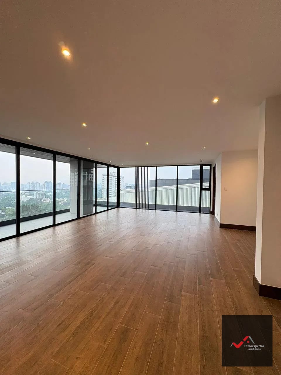 Apartamento en Renta Edificio Gaura Vista Hermosa 1 Zona 15 — Apartamento en Alquiler en Gaura, Zona 15, Guatemala, Ciudad — foto 1 de 8