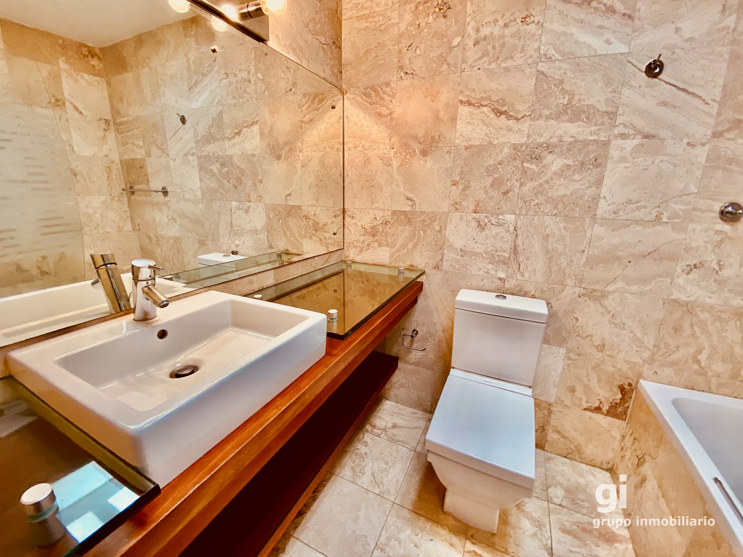 Casa en Condominio privado doble garita zona 14 - 15