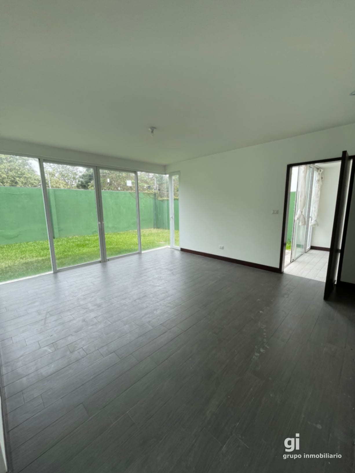 Hermosa casa en venta Zona 16.4 dormitorios cada uno con su baño — Casa en Venta en Zona 16, Guatemala, Ciudad — foto 6 de 7