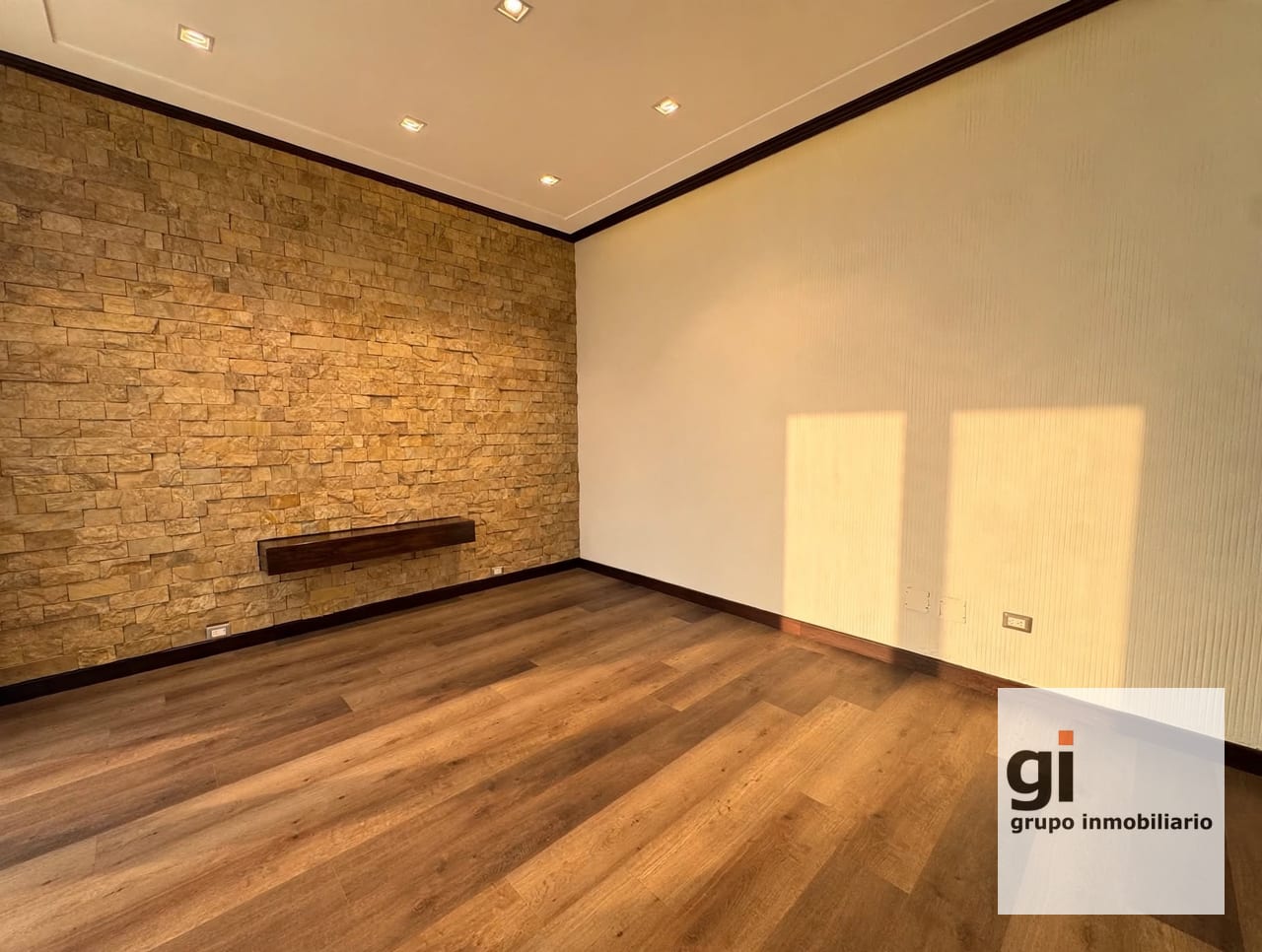 Linda Casa Remodelada en Venta en Zona 10 — Casa en Alquiler en Zona 10, Guatemala, Ciudad — foto 3 de 13