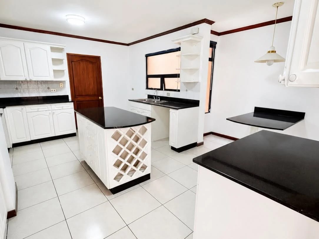 APARTAMENTO GRANDE EN VENTA TORRE CASTELAR ZONA 10 — Apartamento en Venta en Torre Castelar, Zona 10, Guatemala, Ciudad — foto 3 de 7