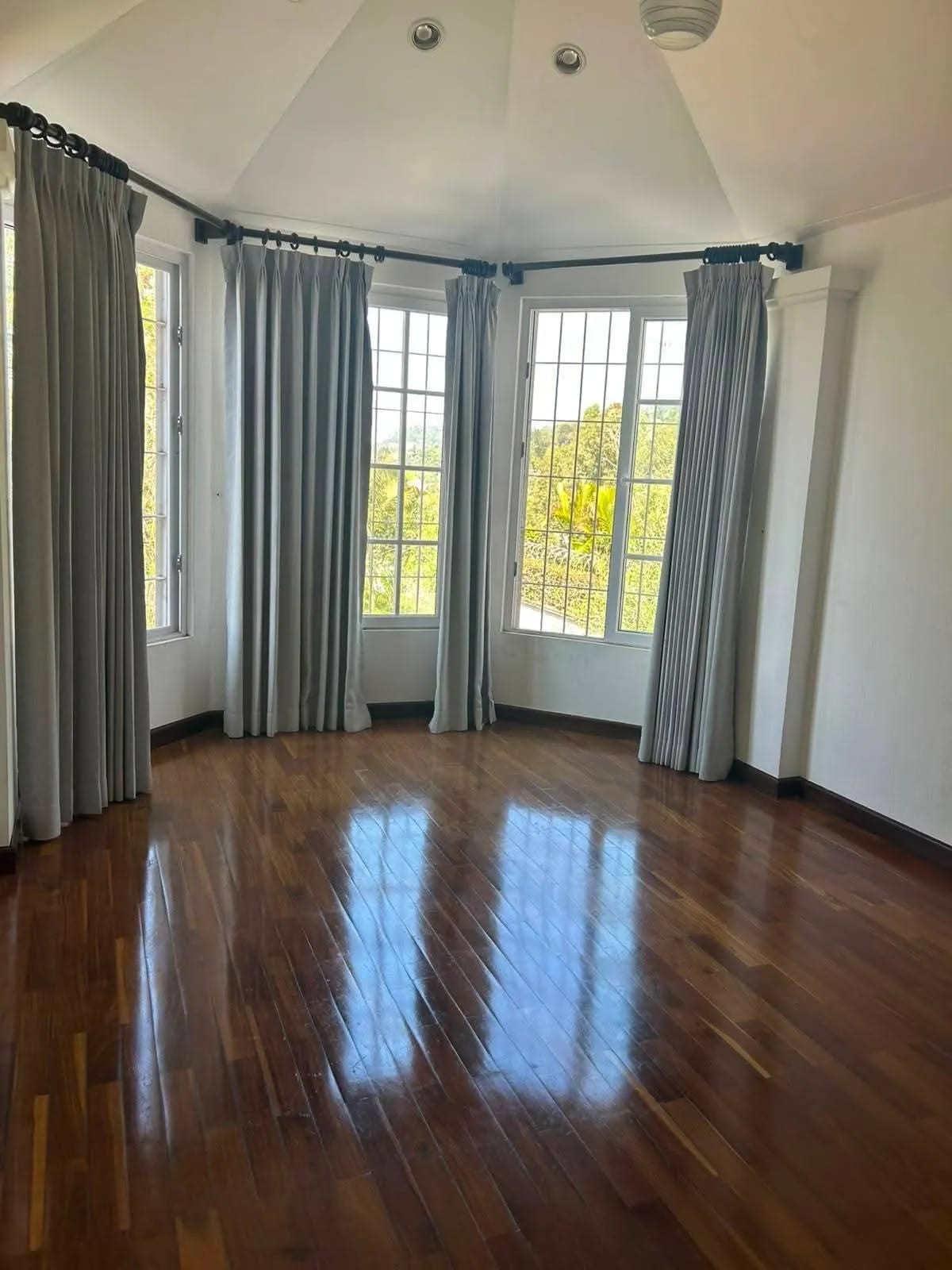 Amplia e iluminada casa en venta y renta, La Montaña zona 16 — Casa en Venta en La Montaña, Zona 16, Guatemala, Ciudad — foto 4 de 9