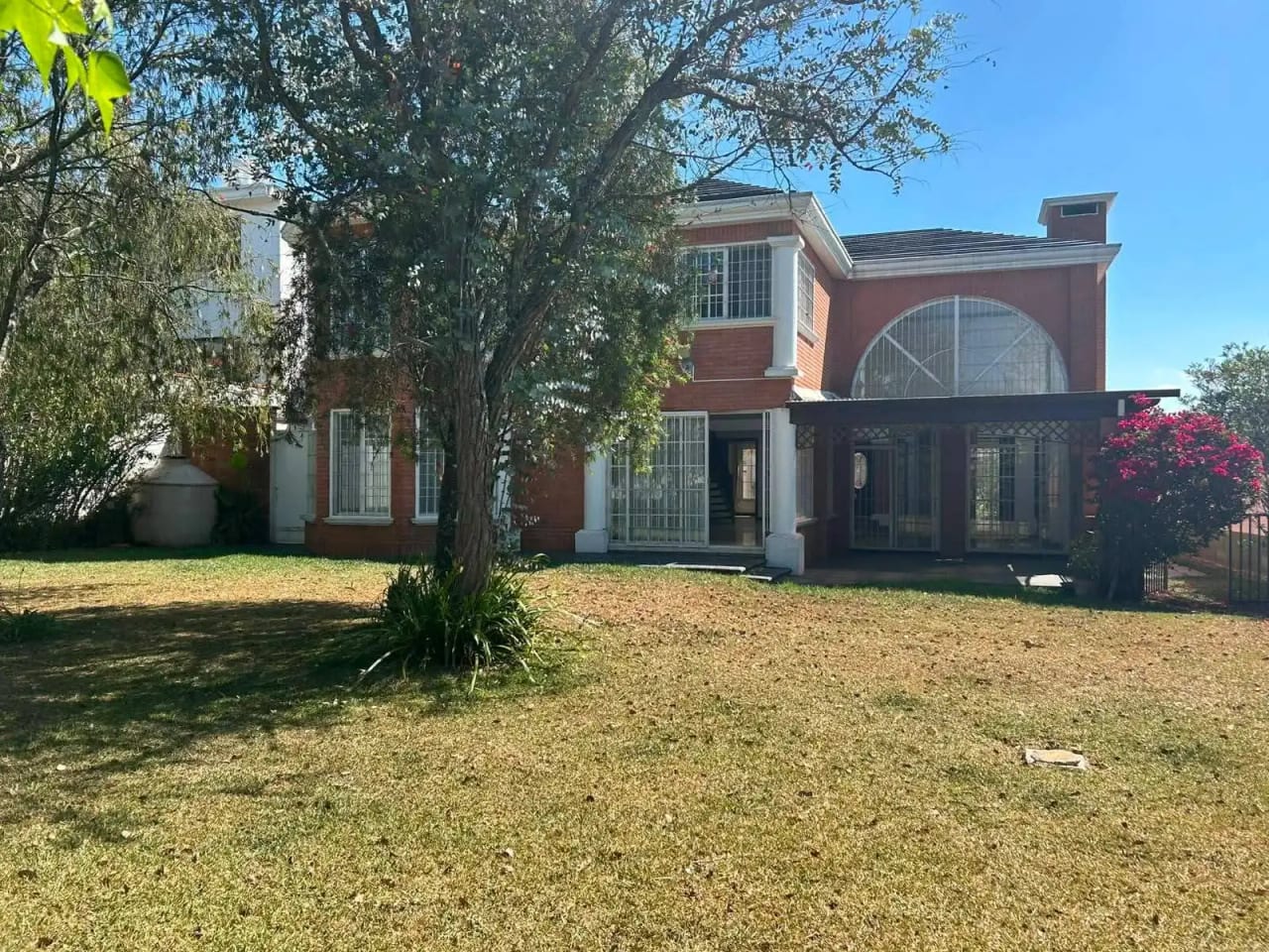 Amplia e iluminada casa en venta y renta, La Montaña zona 16 — Casa en Venta en La Montaña, Zona 16, Guatemala, Ciudad — foto 8 de 9