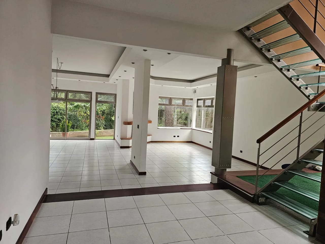 Amplia e iluminada casa en venta, Kanajuyú zona 16 — Casa en Venta en Kanajuyú, Zona 16, Guatemala, Ciudad — foto 3 de 10