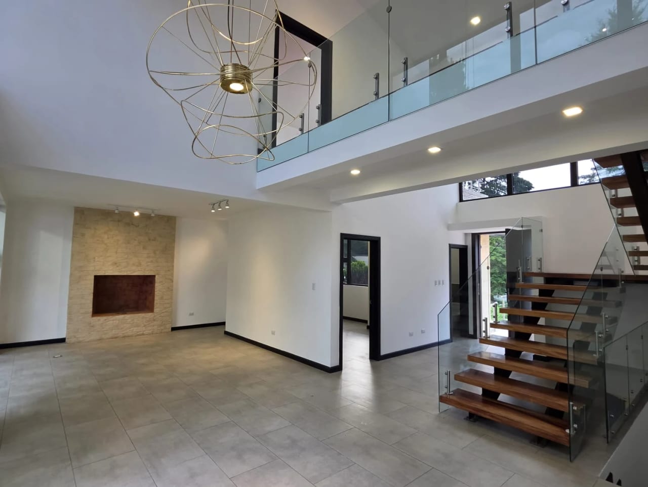 Exclusiva casa en venta, totalmente remodelada en Lomas de San Isidro — Casa en Venta en Lomas de San Isidro, Zona 16, Guatemala, Ciudad — foto 1 de 17