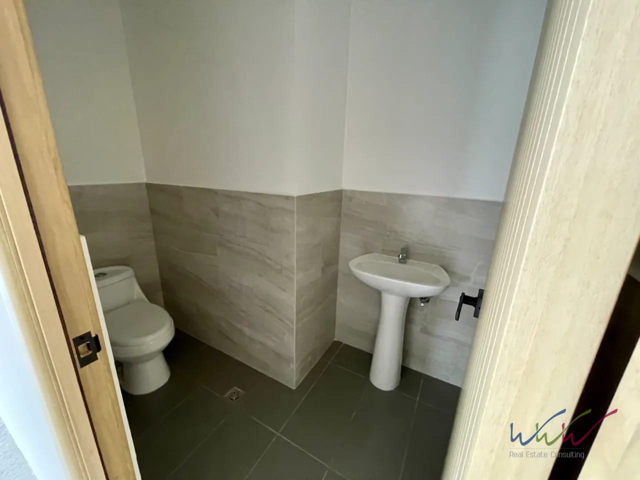 Vendo/rento oficina 168 m2 en Edificio 01010, Zona 10 — Oficina en Venta en Edificio 01010 (Cero Diez Diez), Zona 10, Guatemala, Ciudad — foto 12 de 13