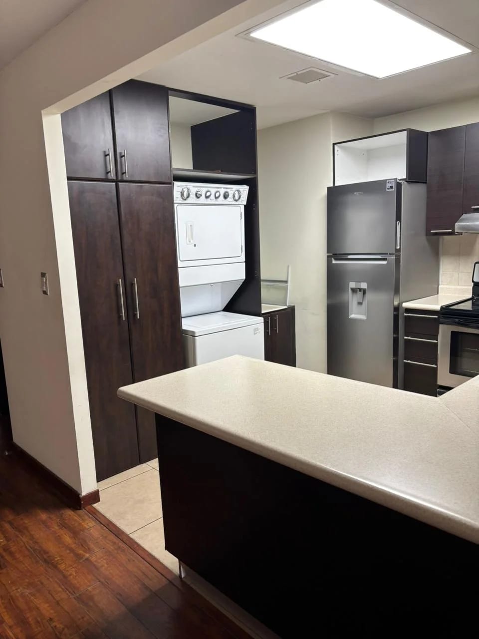 Apto en nivel bajo en renta Zona 10: — Apartamento en Alquiler en Zona 10, Guatemala, Ciudad — foto 1 de 6