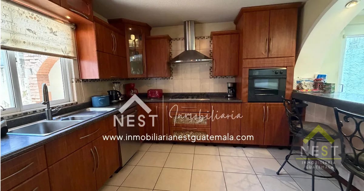 Amplia casa en Venta de 4 habitaciones y 5 parqueos | San Cristóbal — Casa en Venta en Zona 8 Mixco, Guatemala, Ciudad — foto 3 de 17