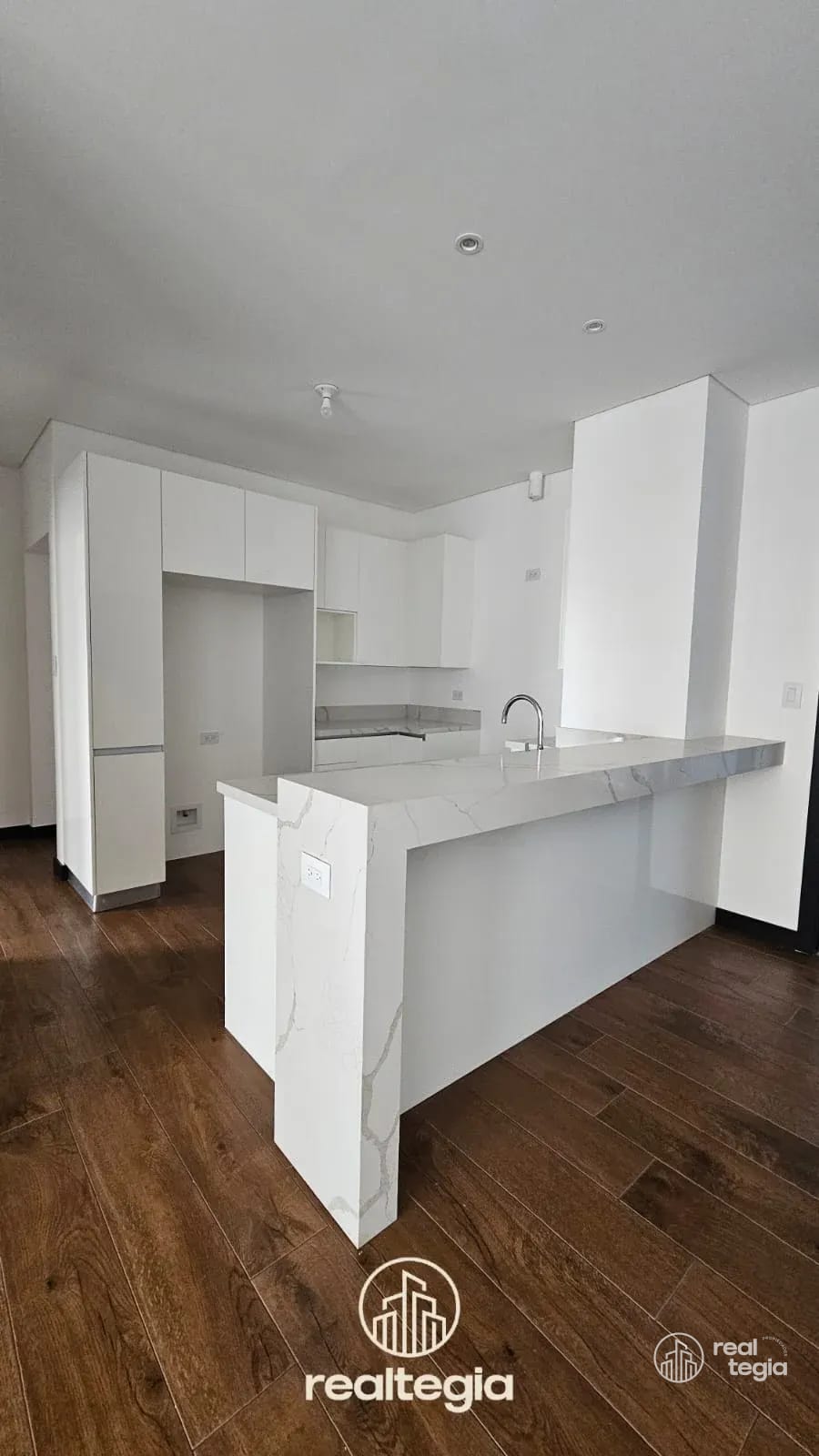 APARTAMENTO EN VENTA LIRIOS DE CAYALÁ ZONA 16 — Apartamento en Venta en Zona 16, Guatemala, Ciudad — foto 1 de 8