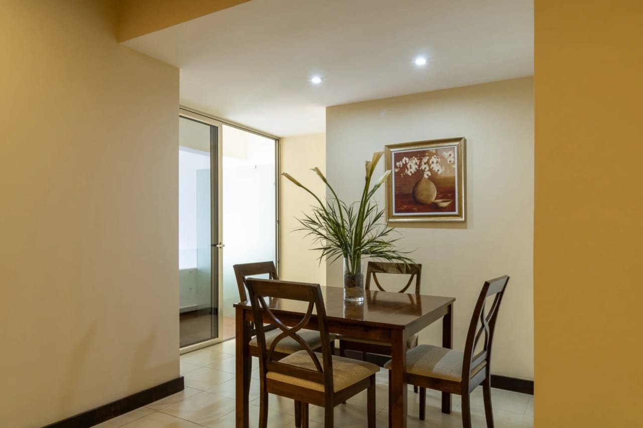 APARTAMENTO EN RENTA – EDIFICIO COBELLA, ZONA 14 — Apartamento en Alquiler en Cobella, Zona 14, Guatemala, Ciudad — foto 2 de 10