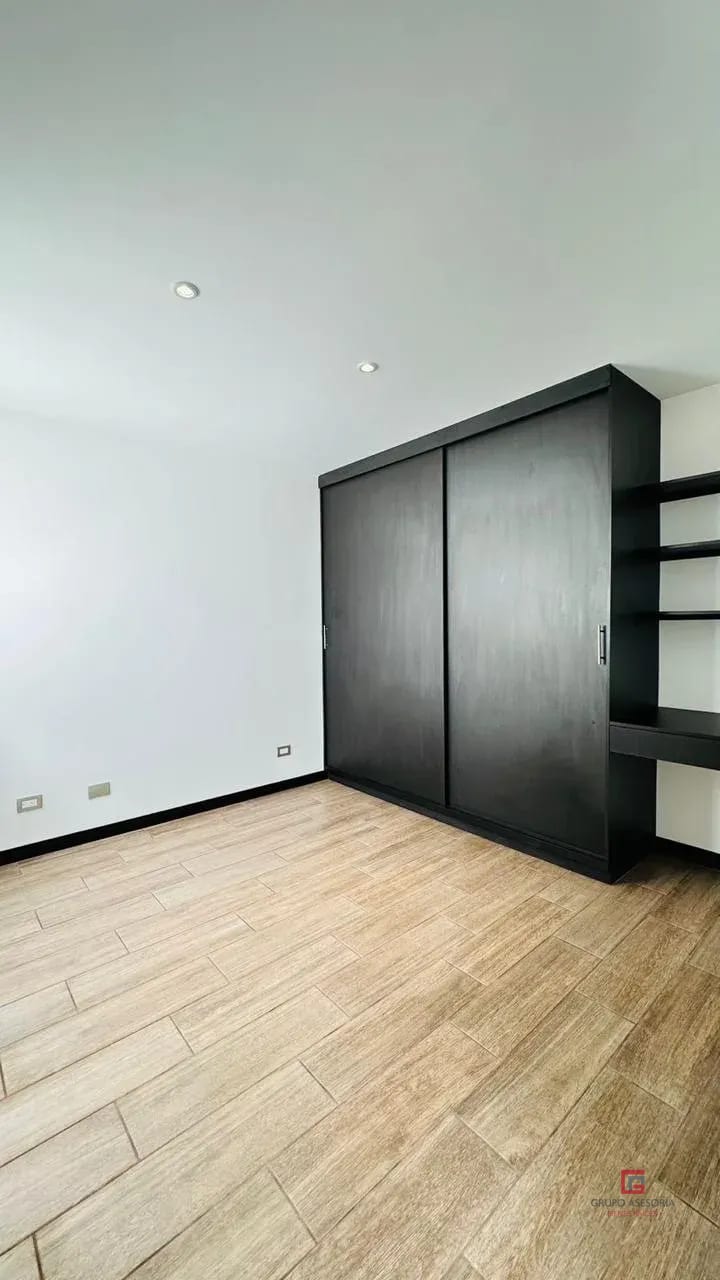 Moderna Casa en Venta Sector B1 San Cristóbal — Casa en Venta en Zona 8 Mixco, Guatemala, Ciudad — foto 3 de 16