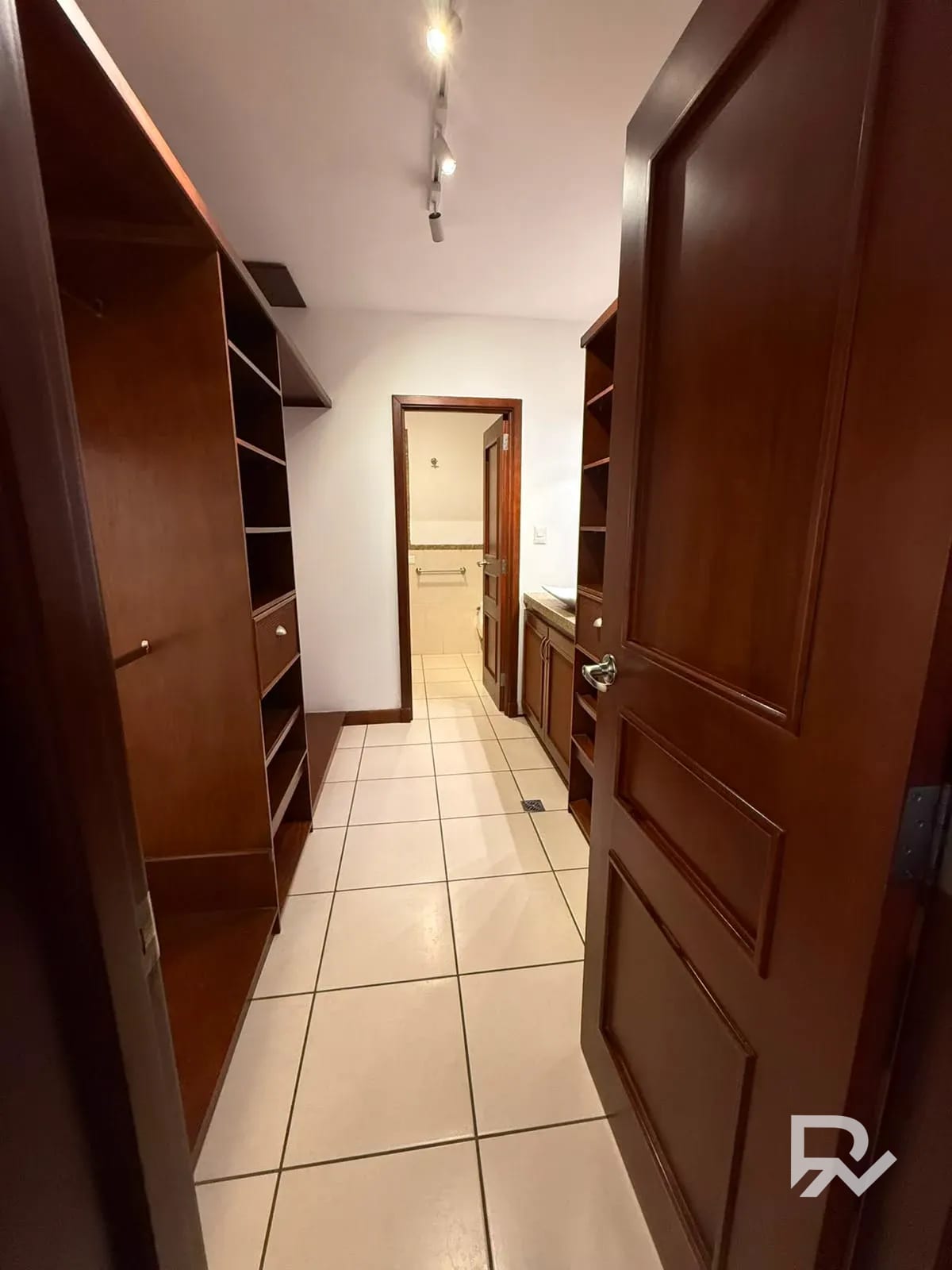 Venta de amplió apartamento en zona 14 La Villa — Apartamento en Venta en Zona 14, Guatemala, Ciudad — foto 8 de 17