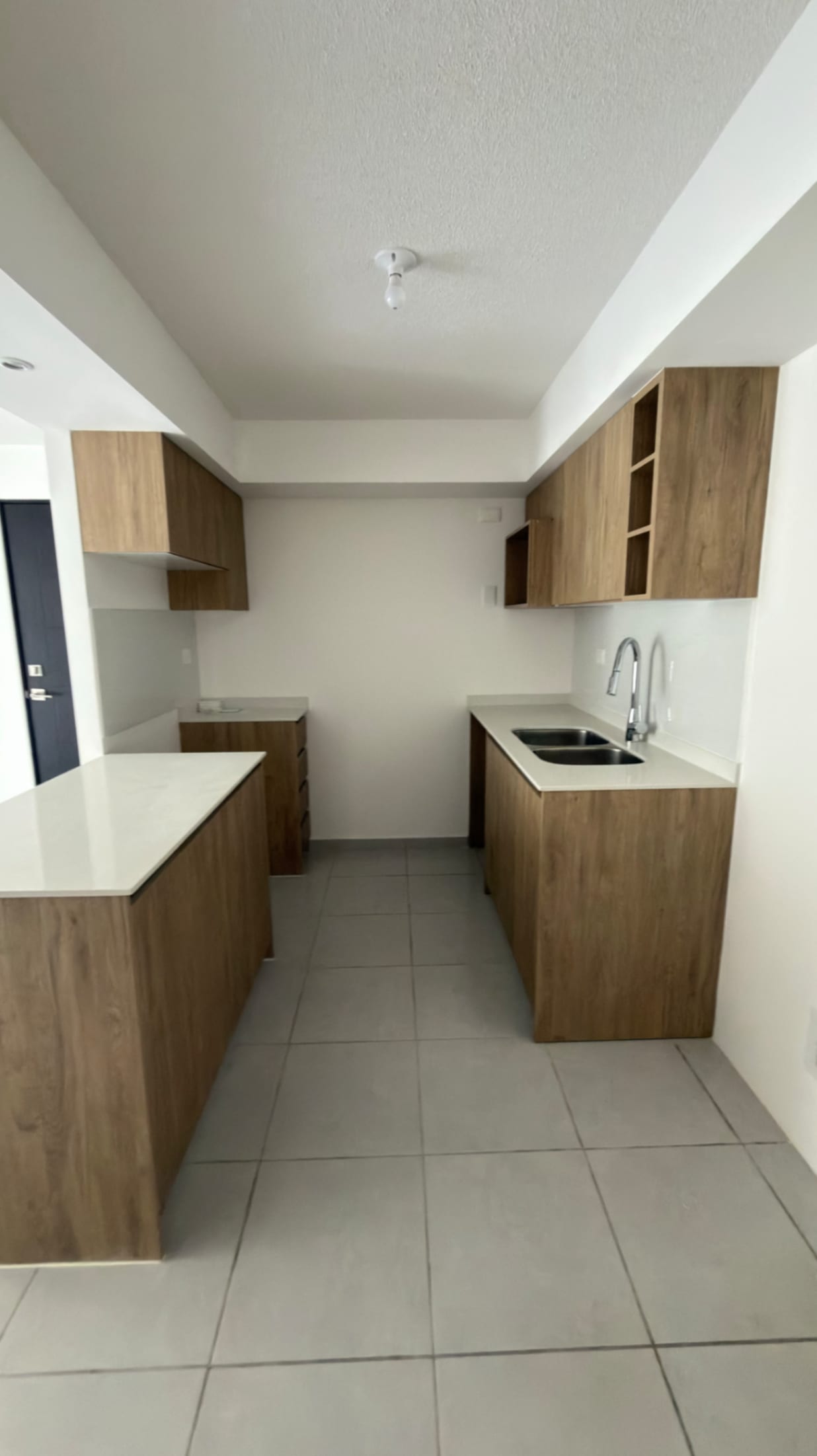 APARTAMENTO EN RENTA CON AMPLIO JARDÍN — Apartamento en Alquiler en Condado Naranjo, Zona 4 Mixco, Guatemala, Ciudad — foto 3 de 16