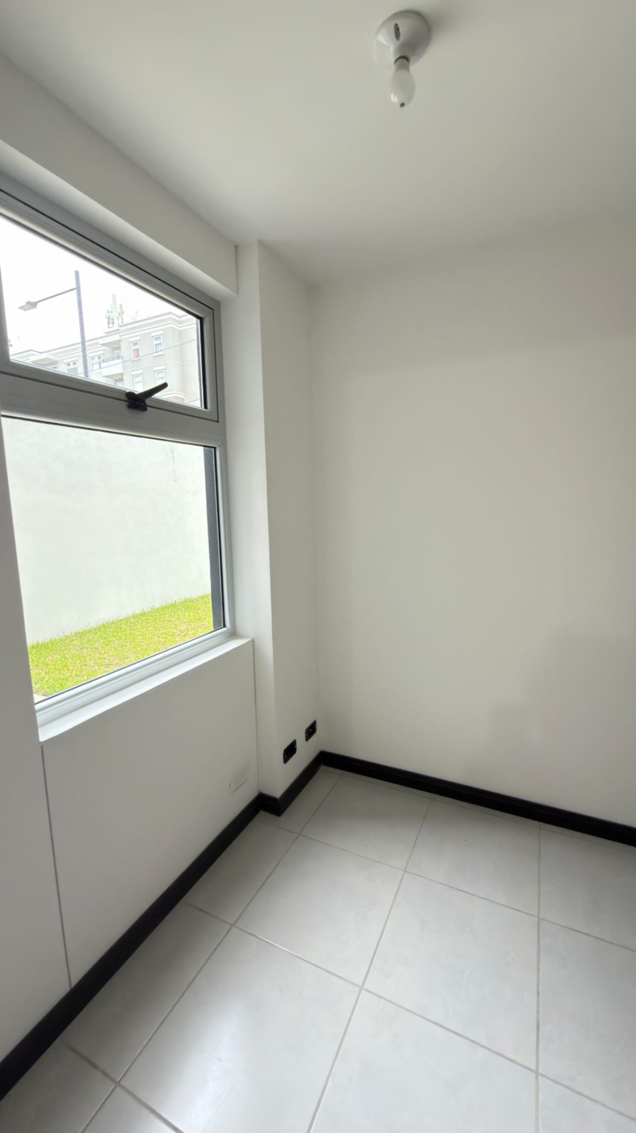 APARTAMENTO EN RENTA CON AMPLIO JARDÍN — Apartamento en Alquiler en Condado Naranjo, Zona 4 Mixco, Guatemala, Ciudad — foto 8 de 16