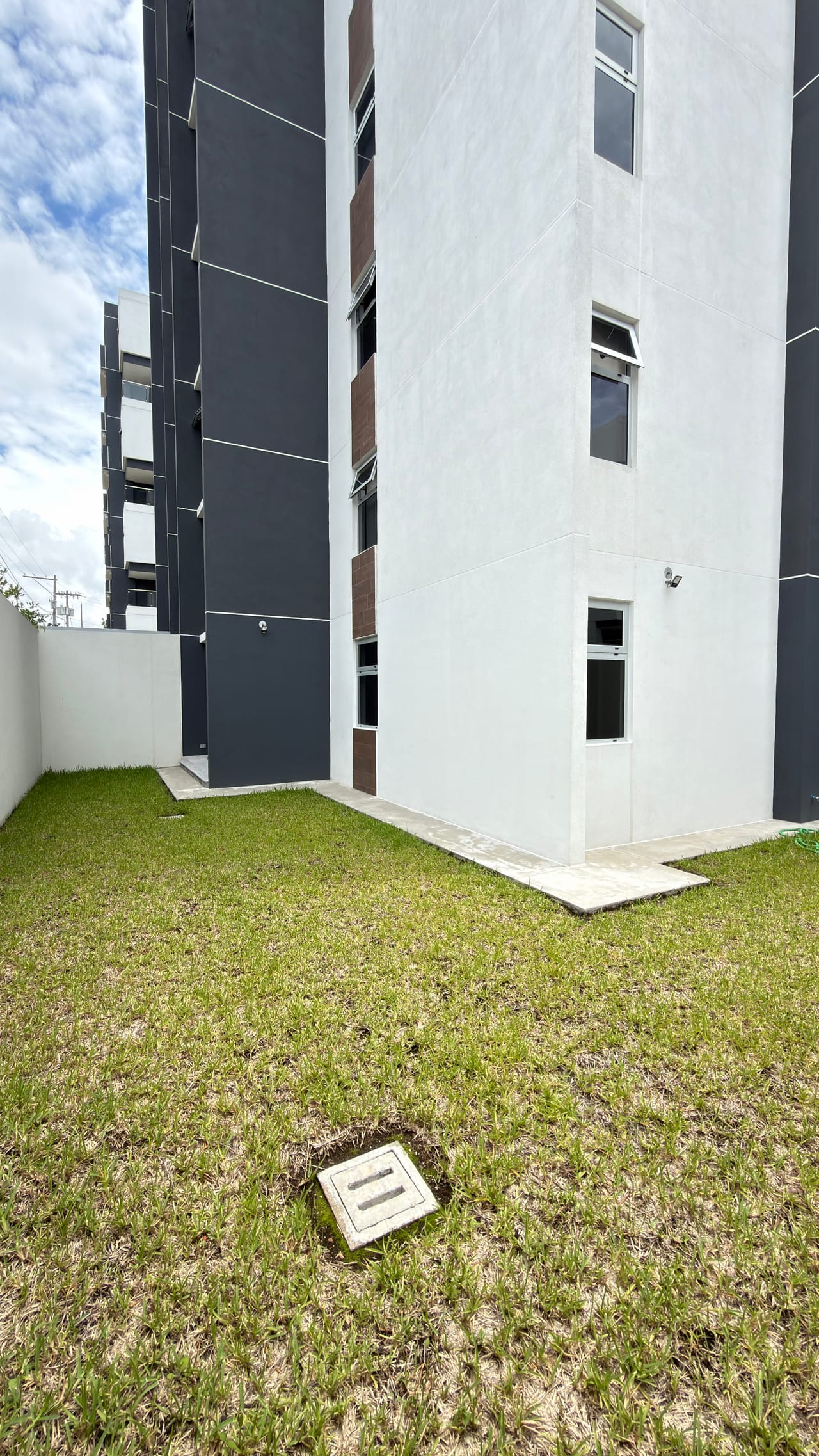 APARTAMENTO EN RENTA CON AMPLIO JARDÍN — Apartamento en Alquiler en Condado Naranjo, Zona 4 Mixco, Guatemala, Ciudad — foto 11 de 16