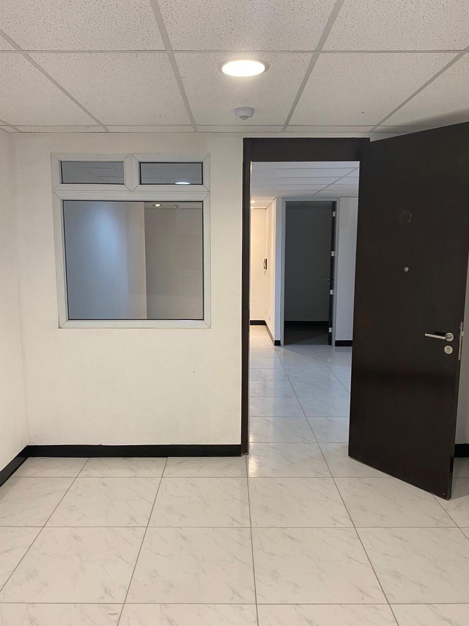 Oficina en Renta Z 10 Centro Empresarial — Oficina en Alquiler en Centro Empresarial, Zona 10, Guatemala, Ciudad — foto 11 de 13