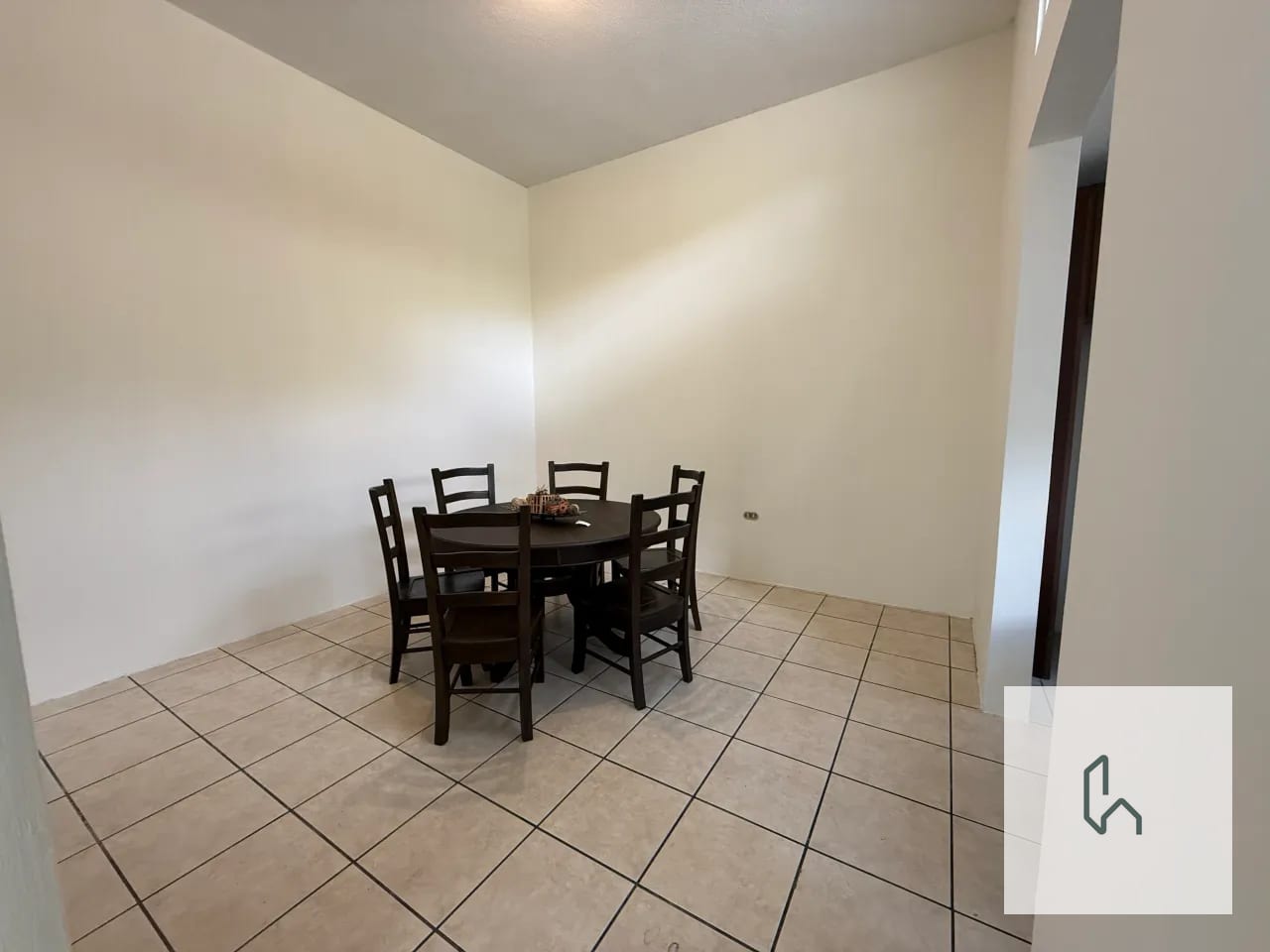 Casa con Terraza Frente al Parque - Lomas del Bosque Z. 11 de Mixco — Casa en Alquiler en Zona 11 Mixco, Guatemala, Ciudad — foto 13 de 15