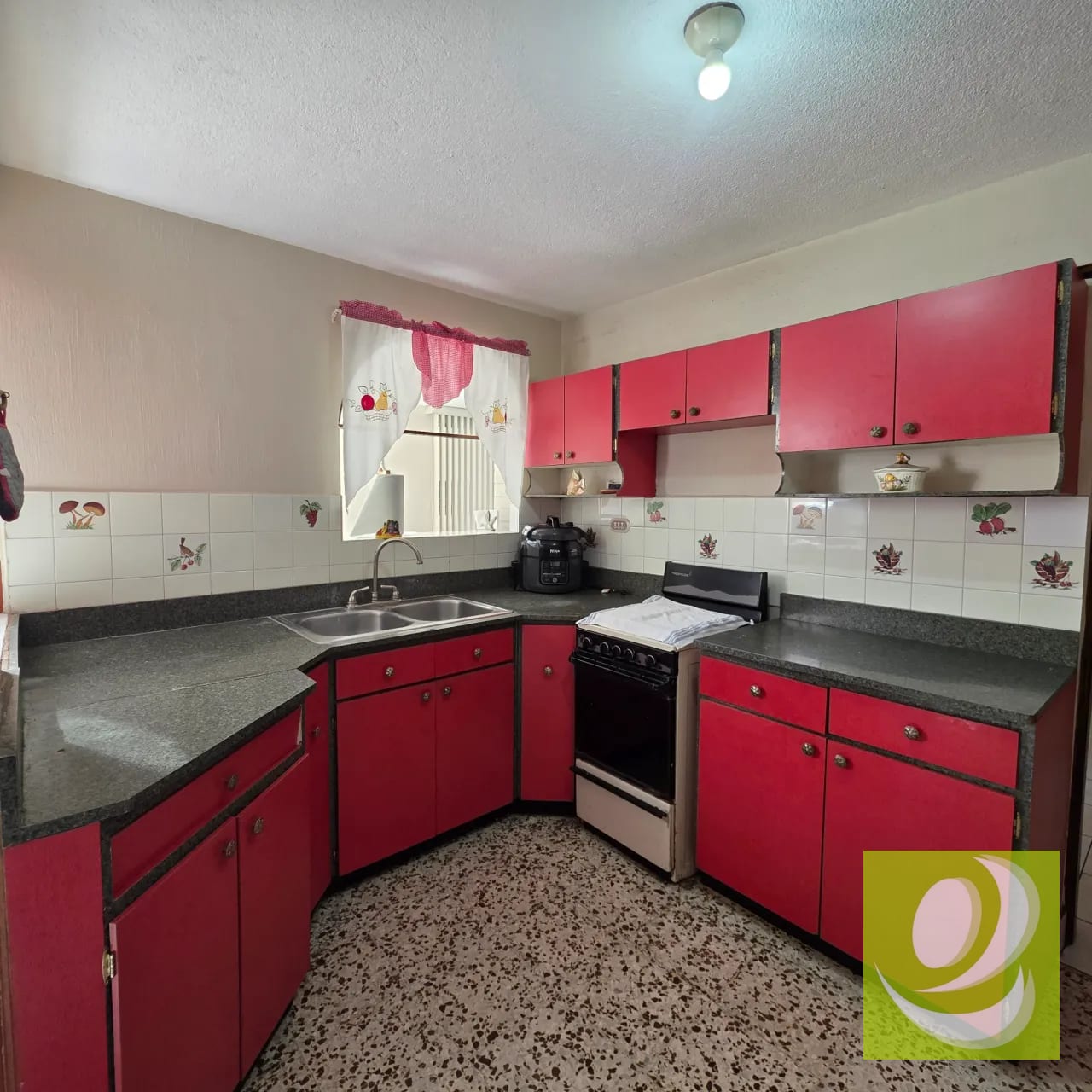Vendo casa comercial en Valle del Sol Z. 4 de Mixco — Casa en Venta en Bosques de San Nicolás, Zona 4 Mixco, Guatemala, Ciudad — foto 1 de 11
