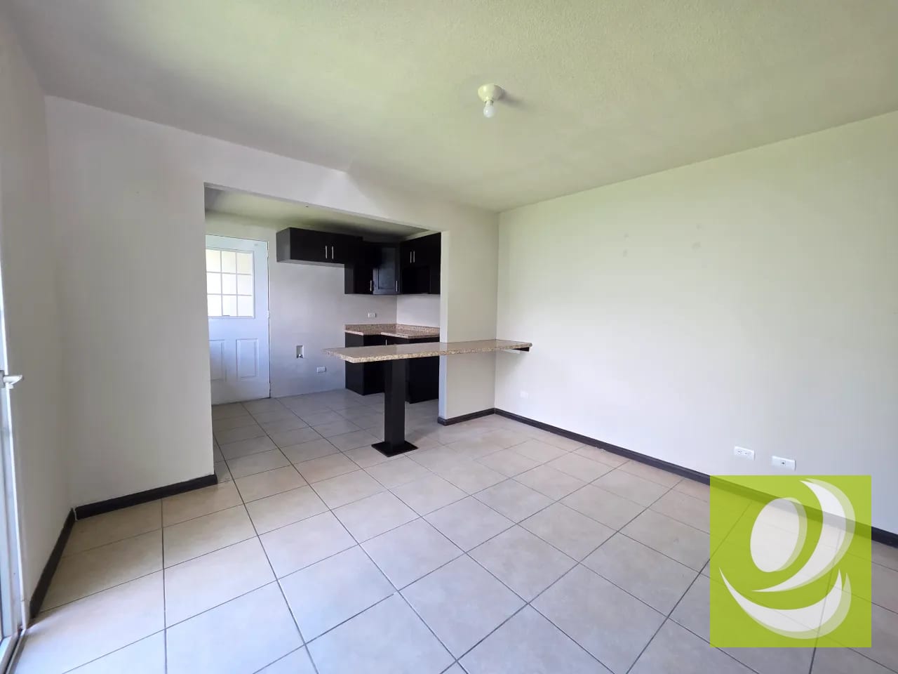 CASA EN VENTA CON AMPLIO JARDIN EN VILLA NUEVA HACIENDA DE LAS FLORES — Casa en Venta en Villa Nueva, Guatemala, Ciudad — foto 5 de 9