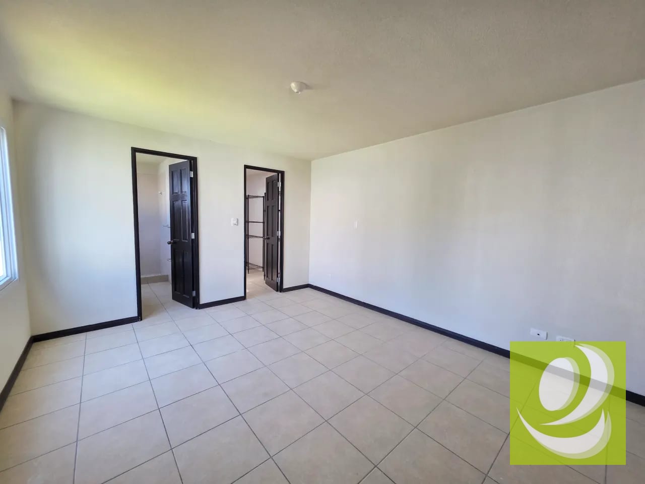 CASA EN VENTA CON AMPLIO JARDIN EN VILLA NUEVA HACIENDA DE LAS FLORES — Casa en Venta en Villa Nueva, Guatemala, Ciudad — foto 7 de 9