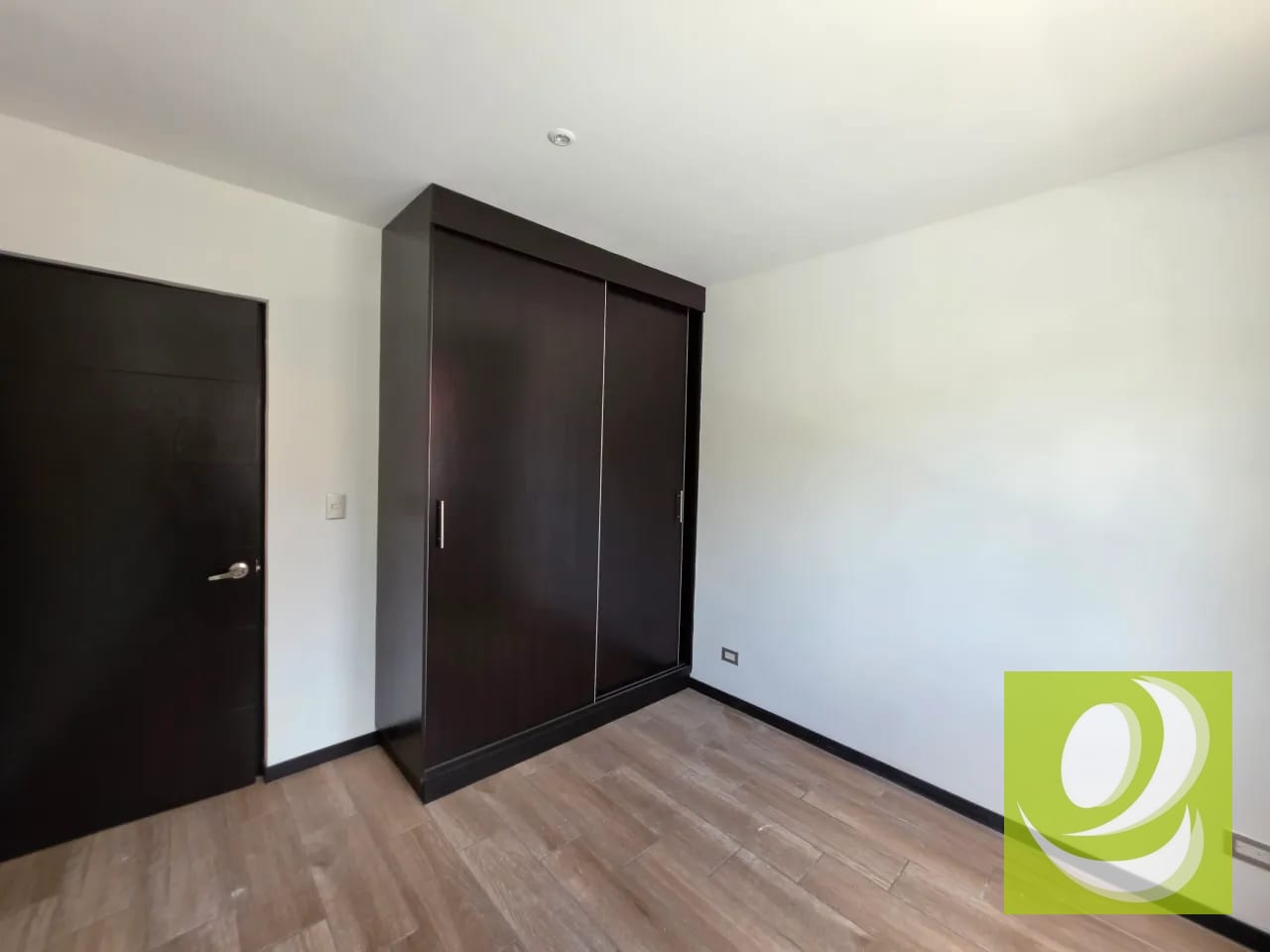 Casa de 2 Niveles en Venta – Sector B1, San Cristóbal I, Mixco, Zona 8 — Casa en Venta en Pinares de San Cristobal, Zona 8 Mixco, Guatemala, Ciudad — foto 8 de 11