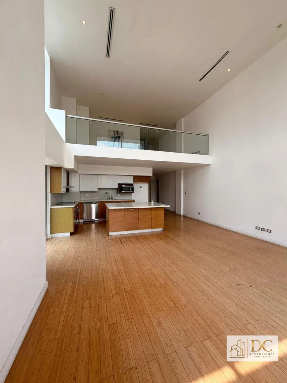 📍 APARTAMENTO EN RENTA – 2 HAB + DOBLE ALTURA | EDIFICIO ATRIUM | ZONA 10 — Apartamento en Alquiler en Atrium, Zona 10, Guatemala, Ciudad — foto 2 de 14