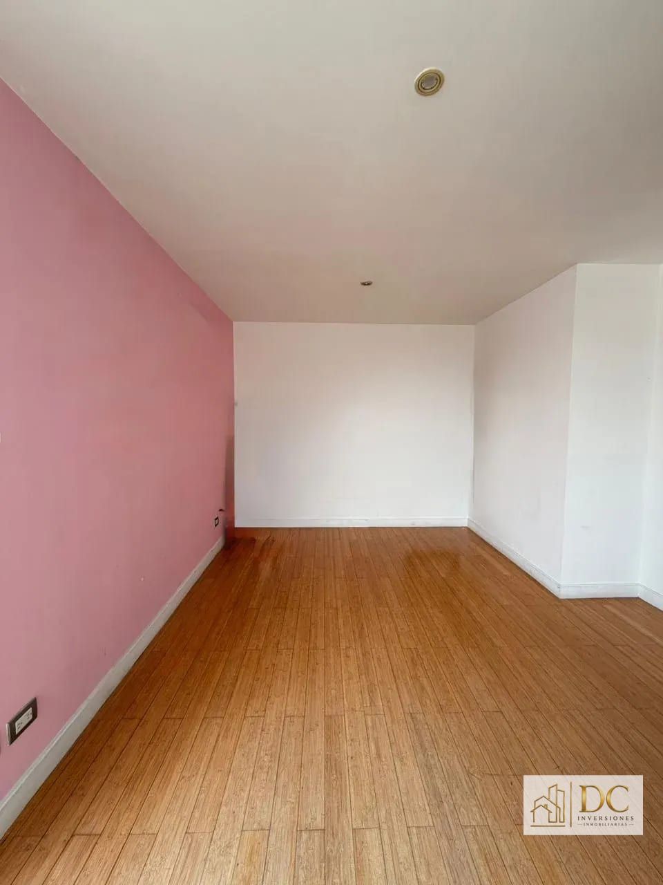 📍 APARTAMENTO EN RENTA – 2 HAB + DOBLE ALTURA | EDIFICIO ATRIUM | ZONA 10 — Apartamento en Alquiler en Atrium, Zona 10, Guatemala, Ciudad — foto 5 de 14
