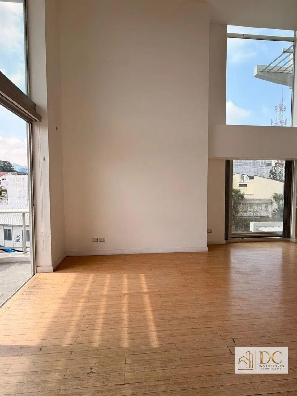 📍 APARTAMENTO EN RENTA – 2 HAB + DOBLE ALTURA | EDIFICIO ATRIUM | ZONA 10 — Apartamento en Alquiler en Atrium, Zona 10, Guatemala, Ciudad — foto 9 de 14