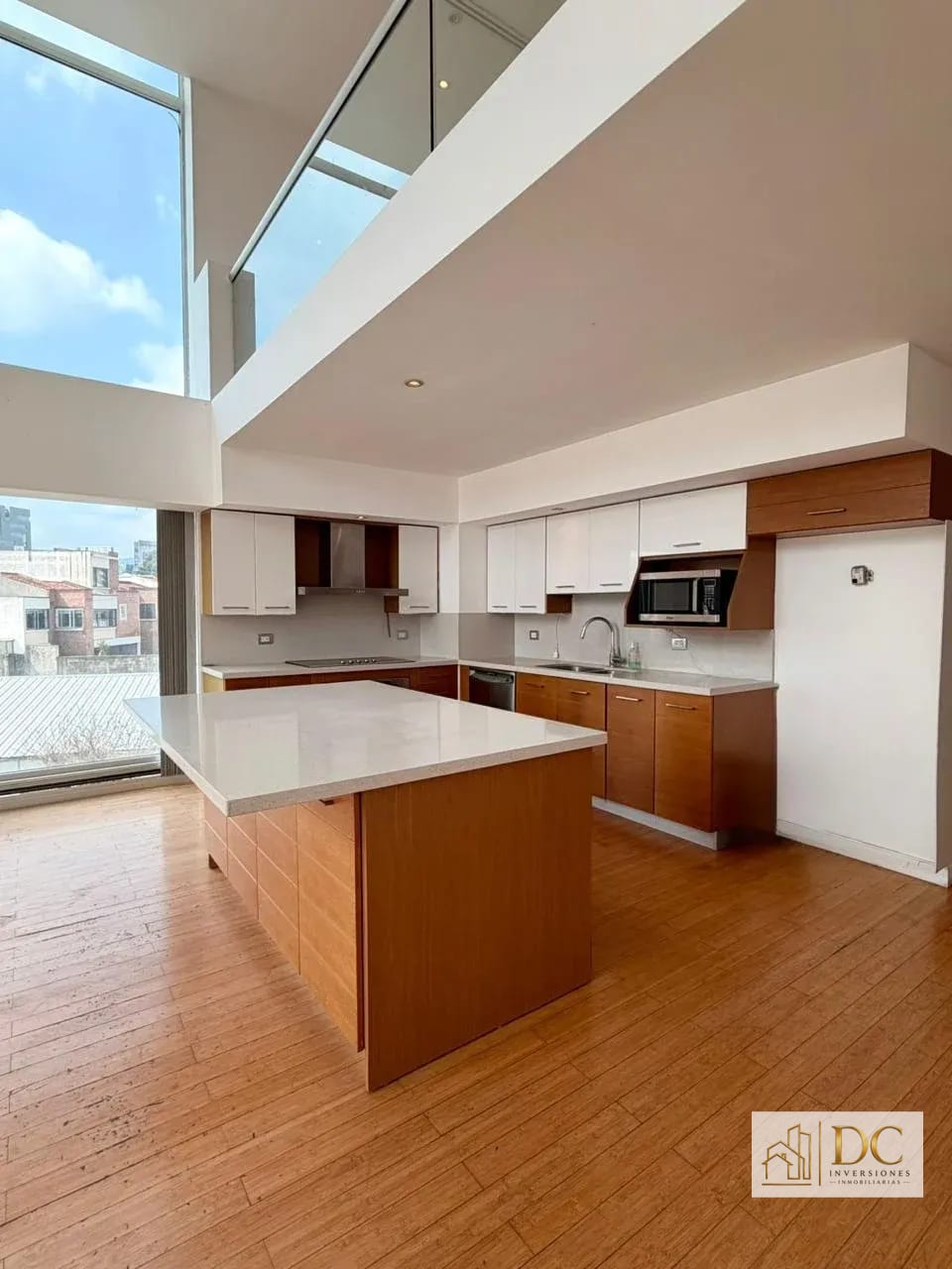 📍 APARTAMENTO EN VENTA – 2 HAB + DOBLE ALTURA | EDIFICIO ATRIUM | ZONA 10 — Apartamento en Venta en Atrium, Zona 10, Guatemala, Ciudad — foto 3 de 14