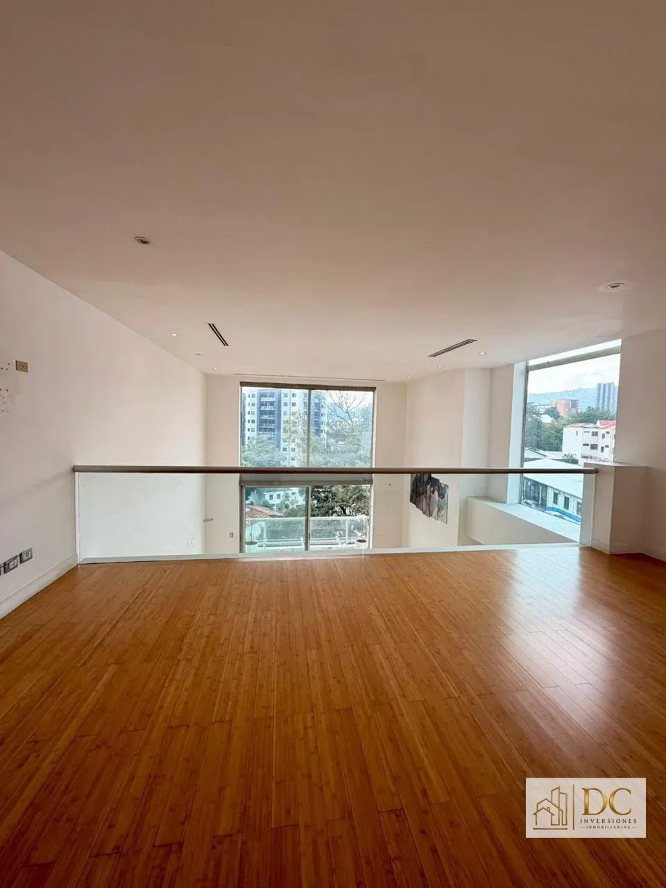 📍 APARTAMENTO EN VENTA – 2 HAB + DOBLE ALTURA | EDIFICIO ATRIUM | ZONA 10 — Apartamento en Venta en Atrium, Zona 10, Guatemala, Ciudad — foto 7 de 14