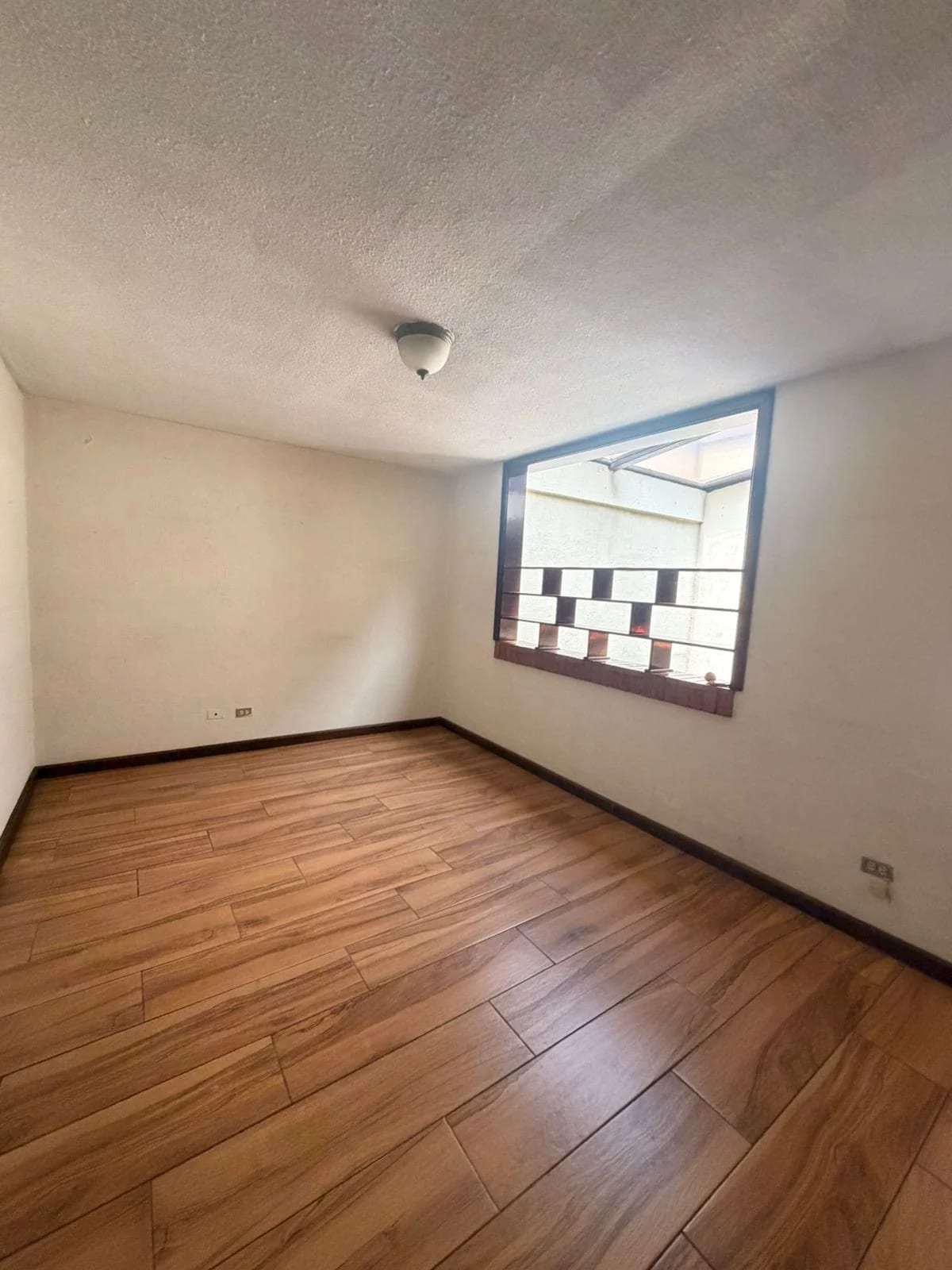 casa en Alquiler zona 10 — Casa en Alquiler en Zona 10, Guatemala, Ciudad — foto 2 de 11