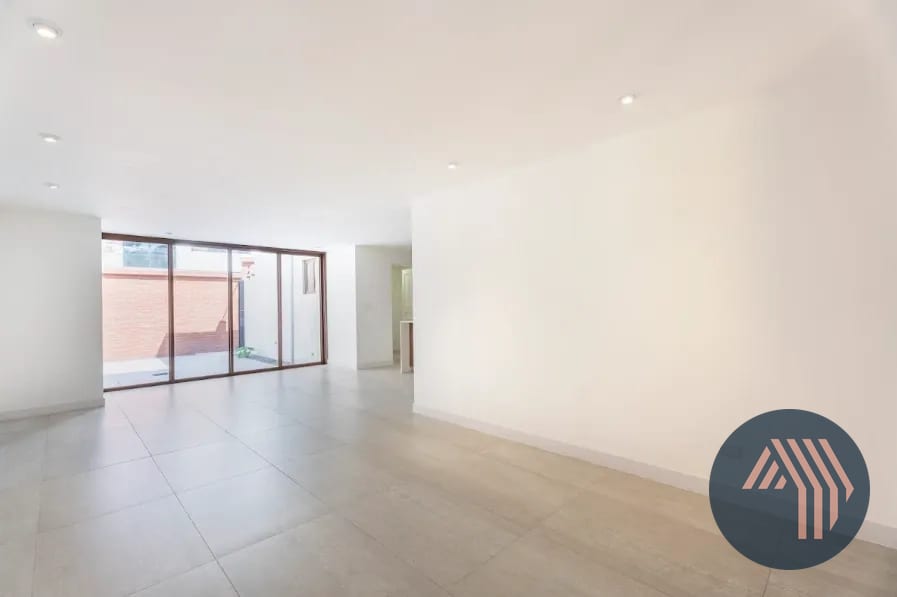 VENTA DE LINDA CASA REMODELADA - CIPRESES, ZONA 10 — Casa en Venta en Zona 10, Guatemala, Ciudad — foto 2 de 17