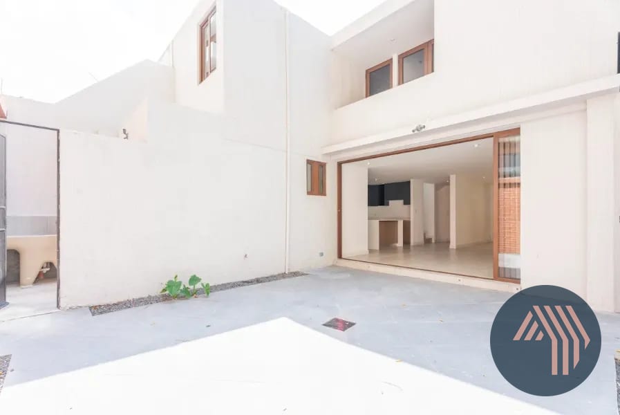 VENTA DE LINDA CASA REMODELADA - CIPRESES, ZONA 10 — Casa en Venta en Zona 10, Guatemala, Ciudad — foto 1 de 17