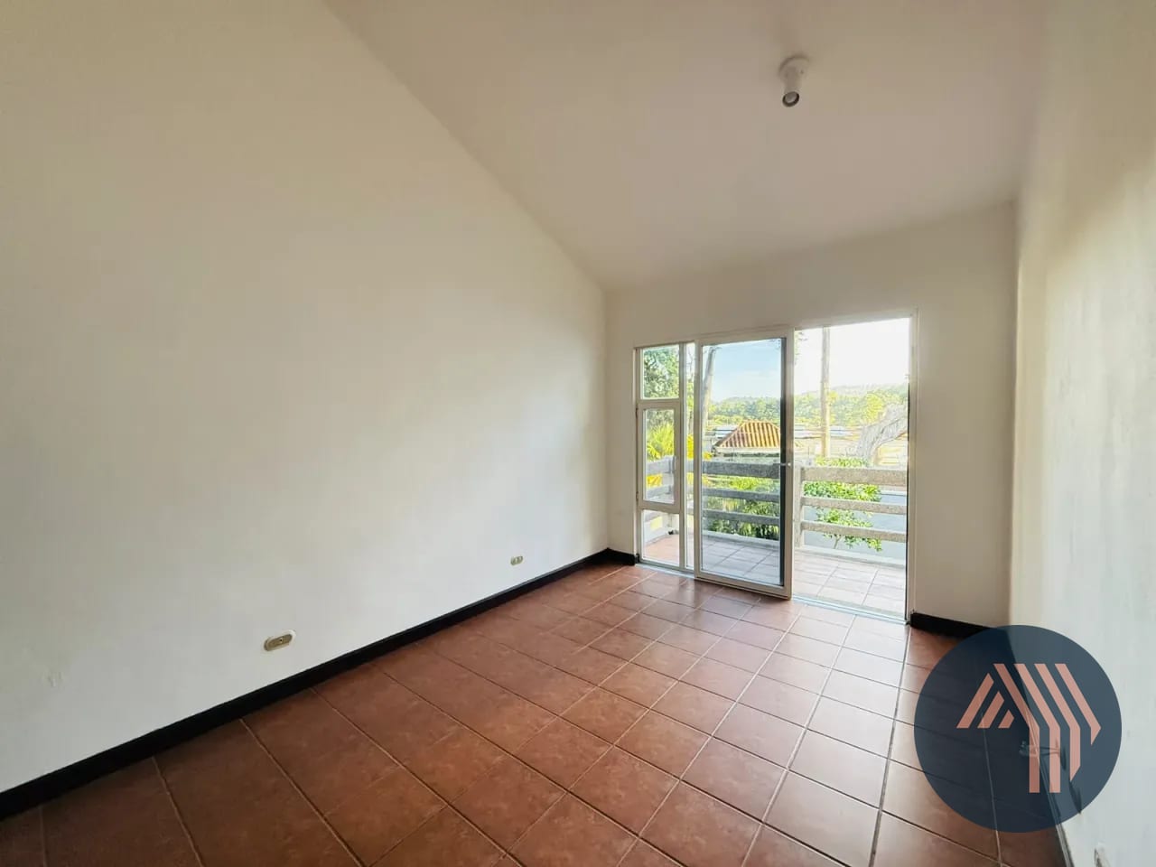 Alquiler de Casa con Lindo Jardín - Villas del Campo, KM 13.5 CES — Casa en Alquiler en Villas del Campo, Carretera a El Salvador, Guatemala, Ciudad — foto 16 de 17