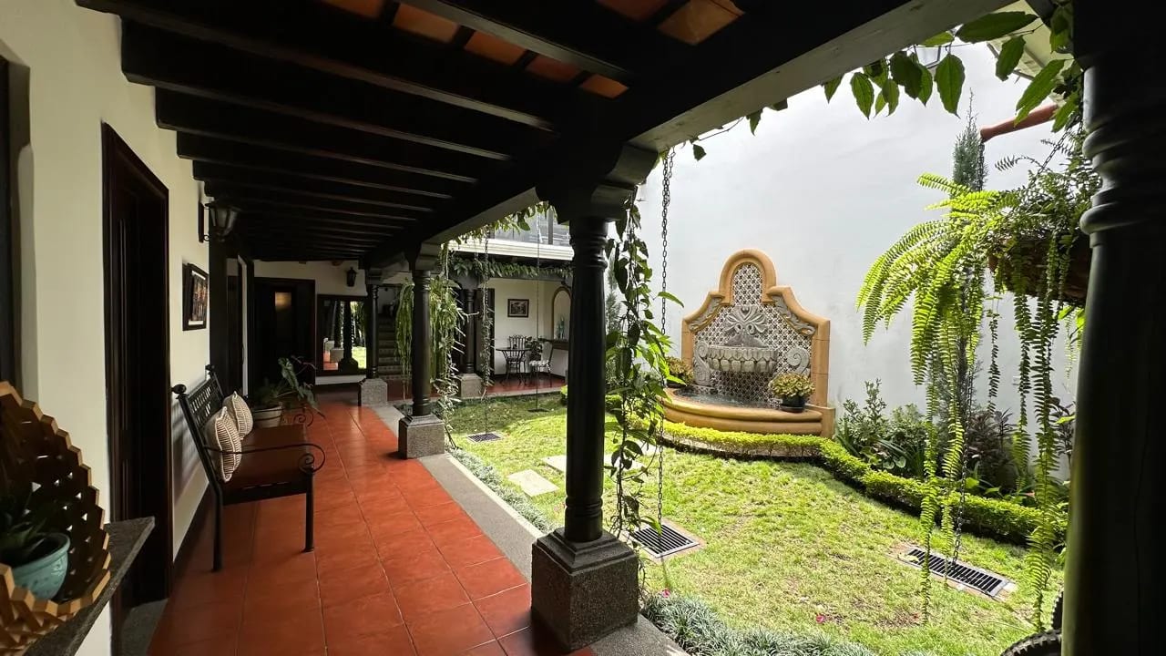CASA DE LUJO EN VENTA EN PLAZUELA DEL CONQUISTADOR PROPIEDAD EXCLUSIVA CON SPA GIMNASIO Y PANELES SOLARES — Casa en Venta en Antigua, Sacatepéquez — foto 1 de 4