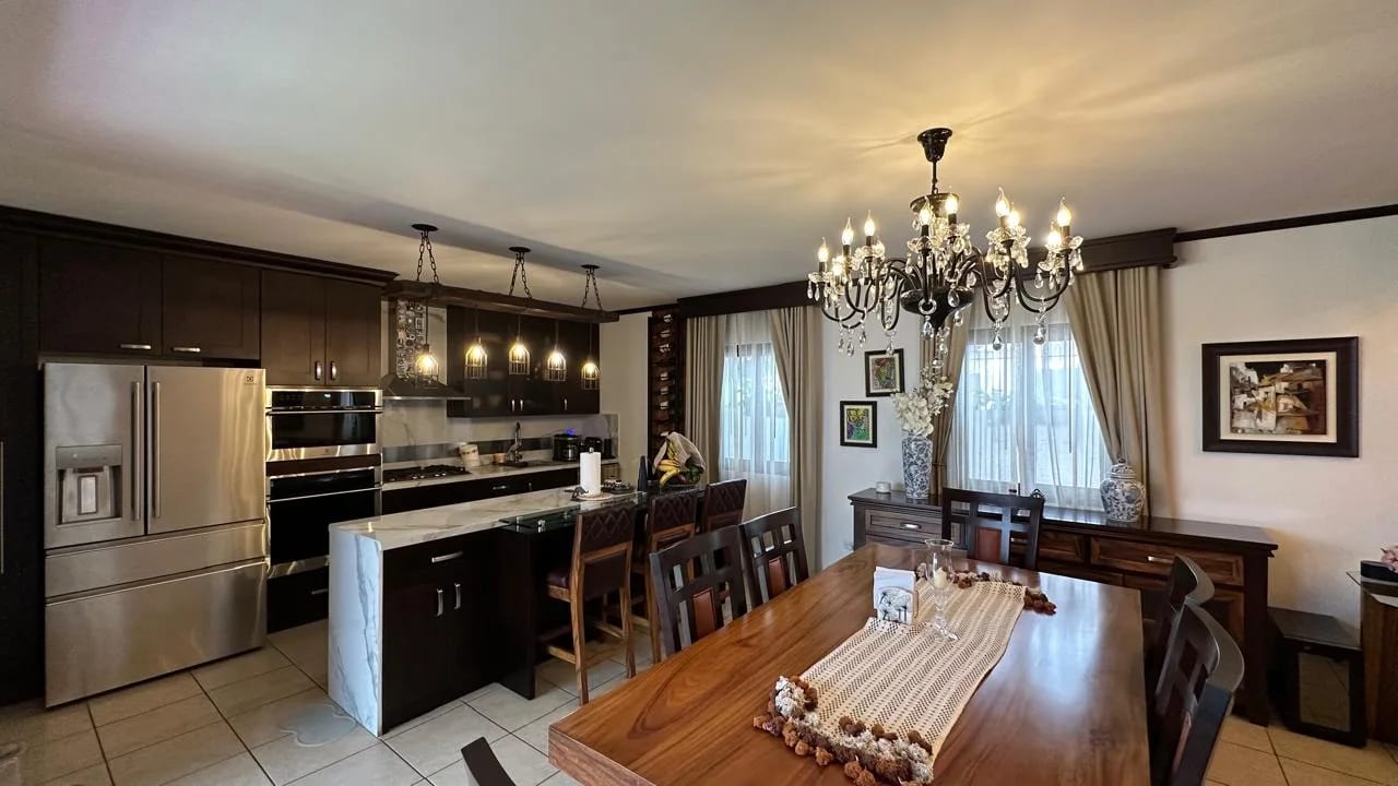 CASA DE LUJO EN VENTA EN PLAZUELA DEL CONQUISTADOR PROPIEDAD EXCLUSIVA CON SPA GIMNASIO Y PANELES SOLARES — Casa en Venta en Antigua, Sacatepéquez — foto 3 de 4