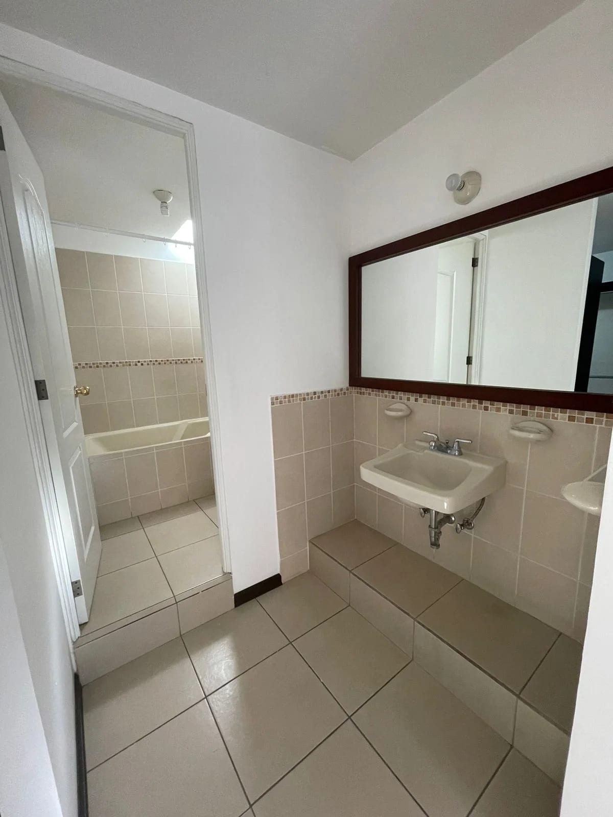 CASA EN VENTA EN CONDOMINIO BOSQUES DE SAN MARINO, ZONA 8 DE MIXCO — Casa en Venta en Zona 8 Mixco, Guatemala, Ciudad — foto 13 de 17
