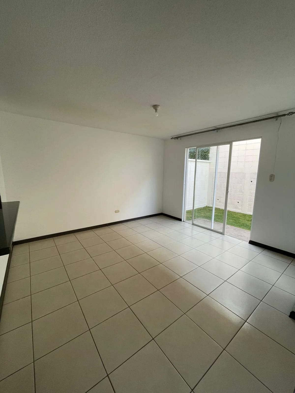 CASA EN VENTA EN CONDOMINIO BOSQUES DE SAN MARINO, ZONA 8 DE MIXCO — Casa en Venta en Zona 8 Mixco, Guatemala, Ciudad — foto 2 de 17