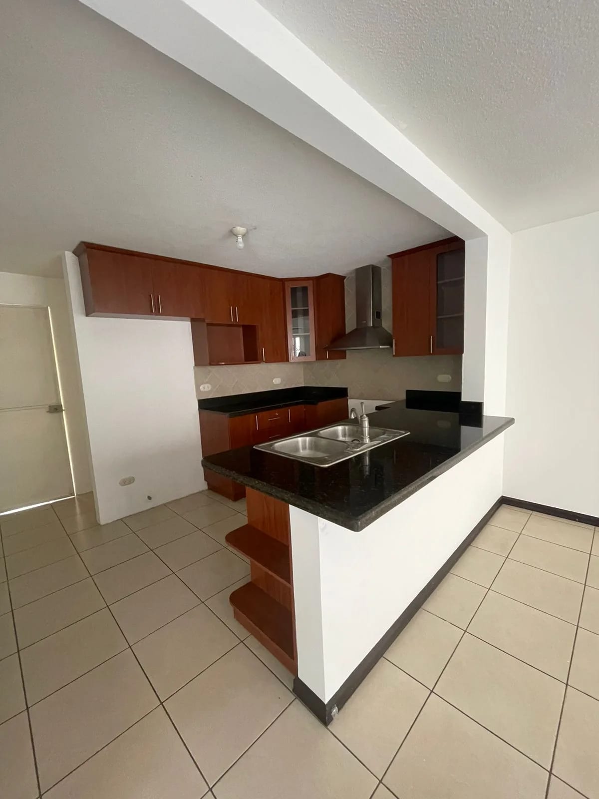 CASA EN VENTA EN CONDOMINIO BOSQUES DE SAN MARINO, ZONA 8 DE MIXCO — Casa en Venta en Zona 8 Mixco, Guatemala, Ciudad — foto 5 de 17