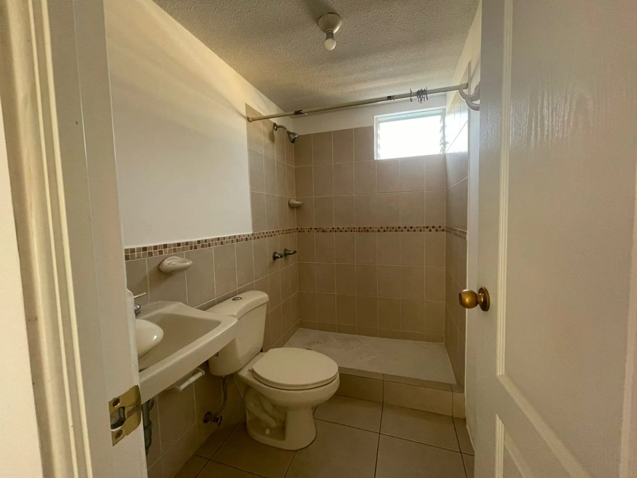 CASA EN VENTA EN CONDOMINIO BOSQUES DE SAN MARINO, ZONA 8 DE MIXCO — Casa en Venta en Zona 8 Mixco, Guatemala, Ciudad — foto 16 de 17