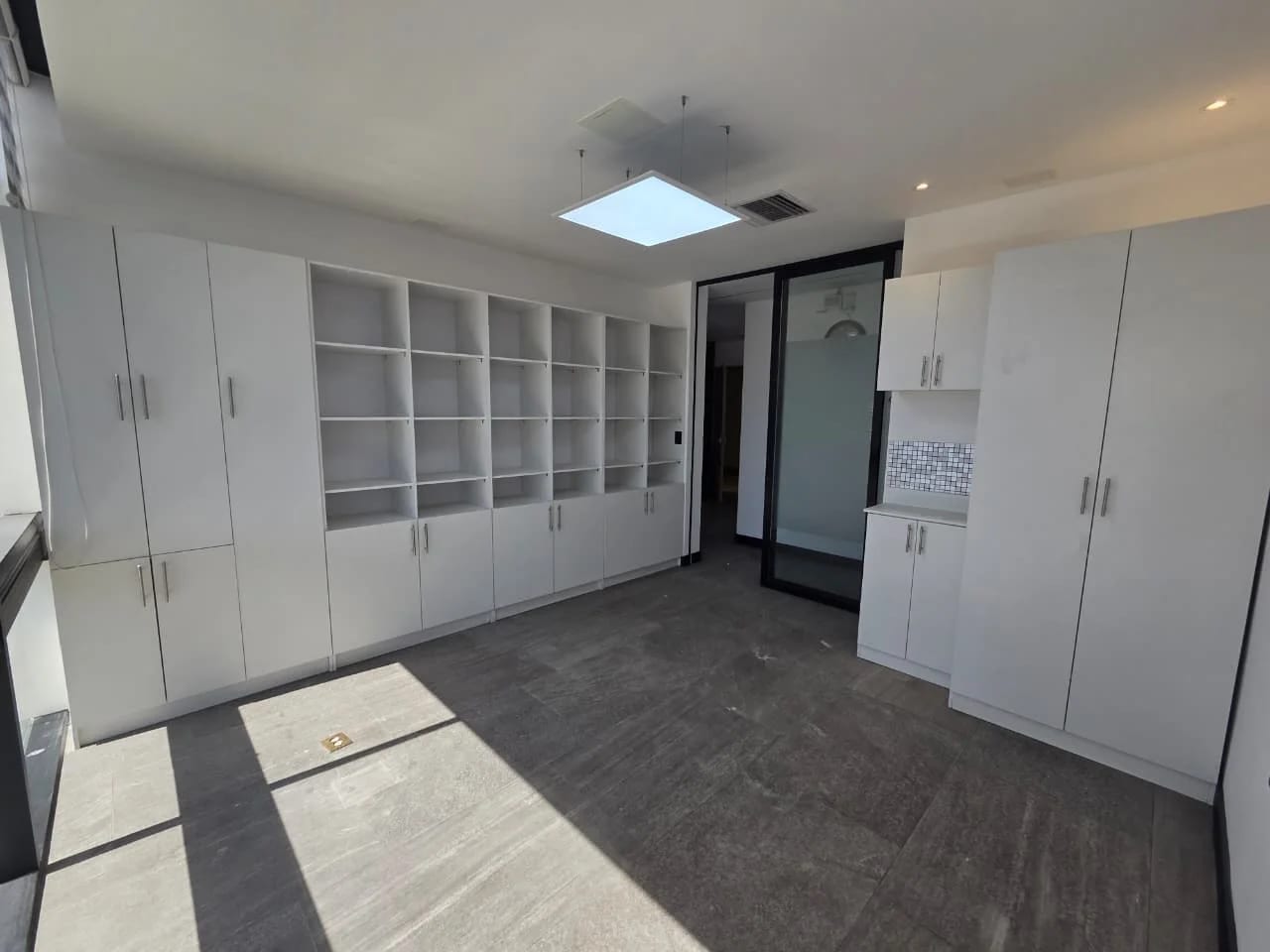 OFICINA EN RENTA RENOVATI ZONA 10 — Oficina en Alquiler en Renovati, Zona 10, Guatemala, Ciudad — foto 1 de 10